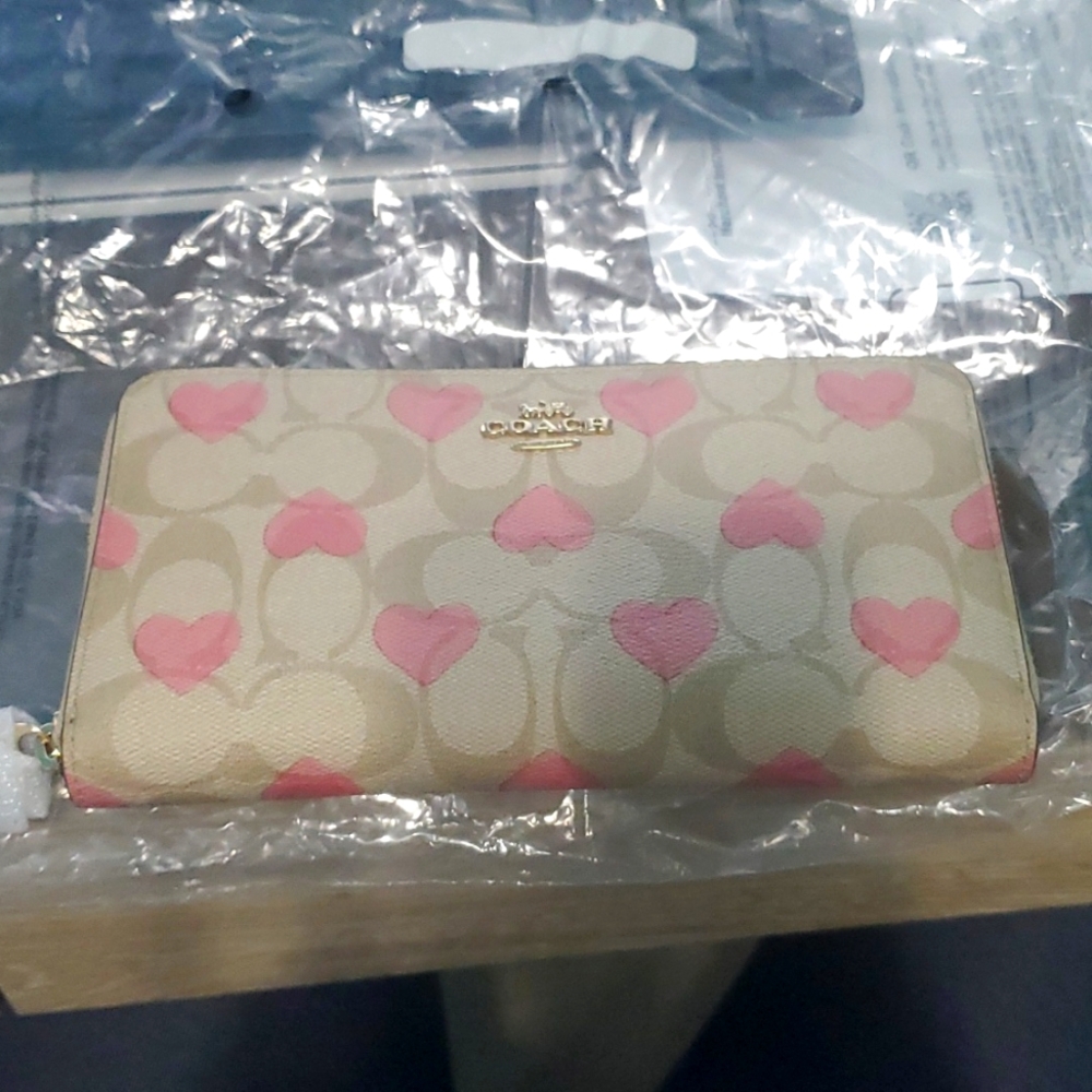 NWT COACH LONG ZIP WALLET HEARTS 💕